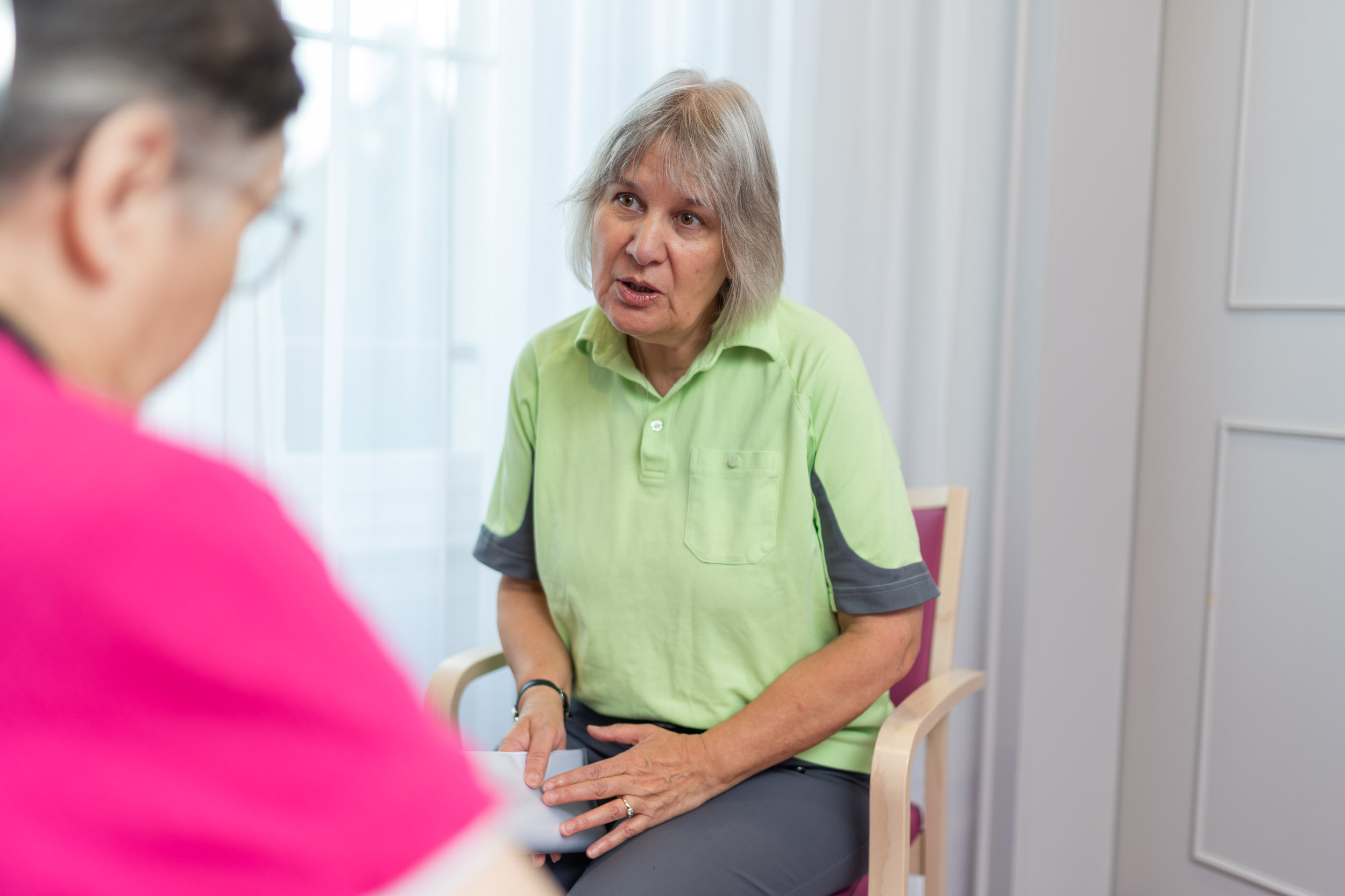 Beraterin spricht mit einer Patientin