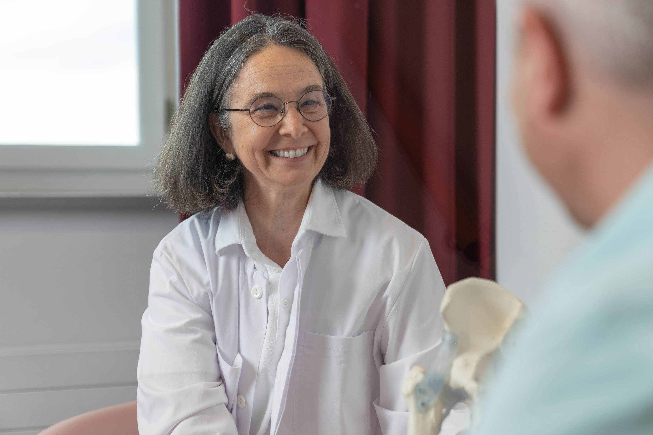Ärztin im Gespräch mit Patient