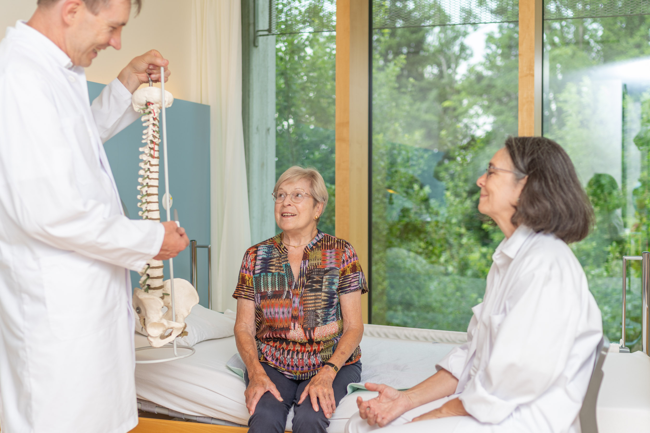 Ärzte im Gespräch mit Patientin