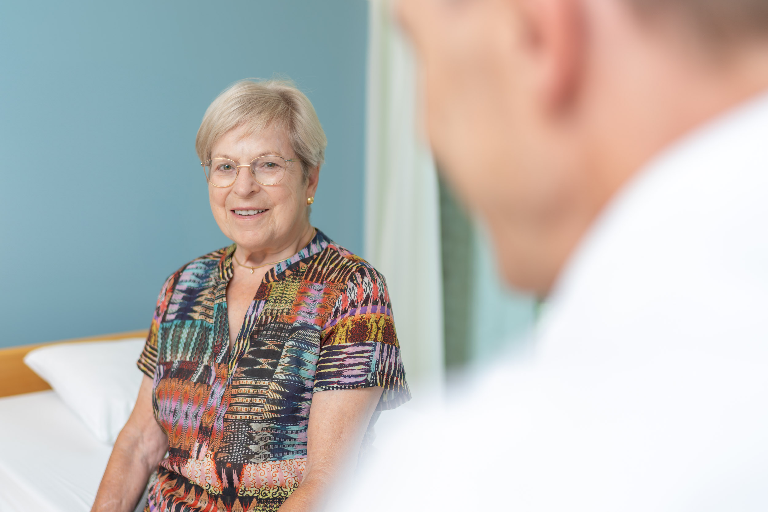 Ältere Patientin im Gespräch mit Arzt