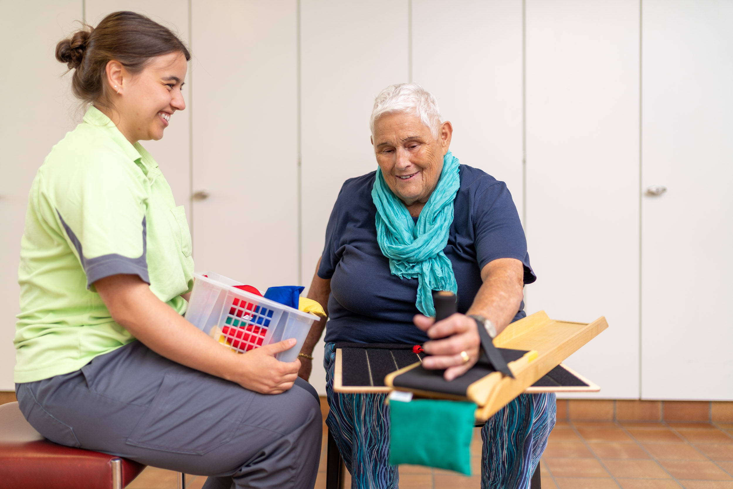 Patientin in der Ergotherapie, mit Ergotherapeutin