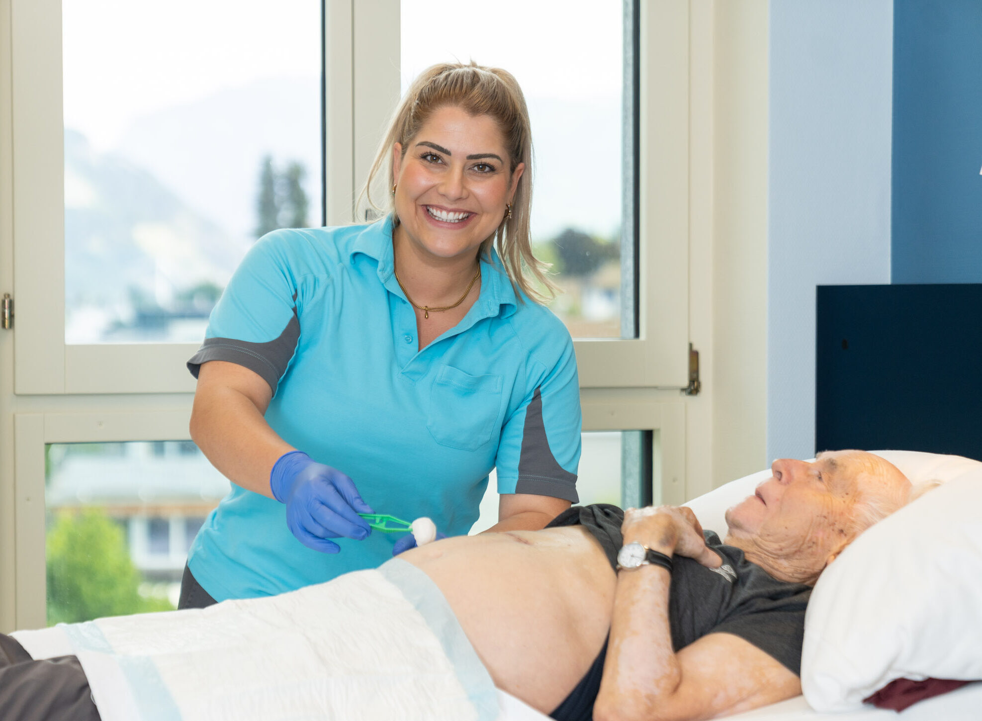 Pflegefachfrau kontrolliert Wunde eines älteren Patienten