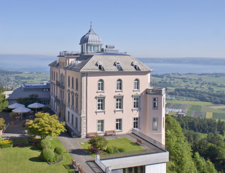 Aussenansicht der Rehaklinik Walzenhausen hoch über dem Bodensee