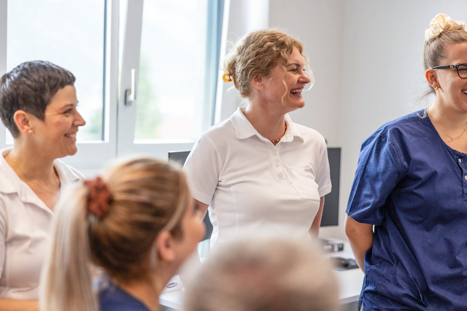 Interdisziplinäres Team lachend