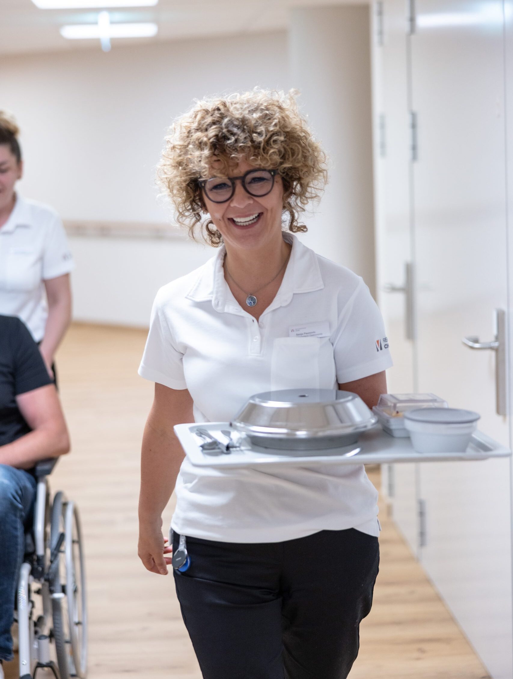 Servicemitarbeiterin mit Essen im Gang