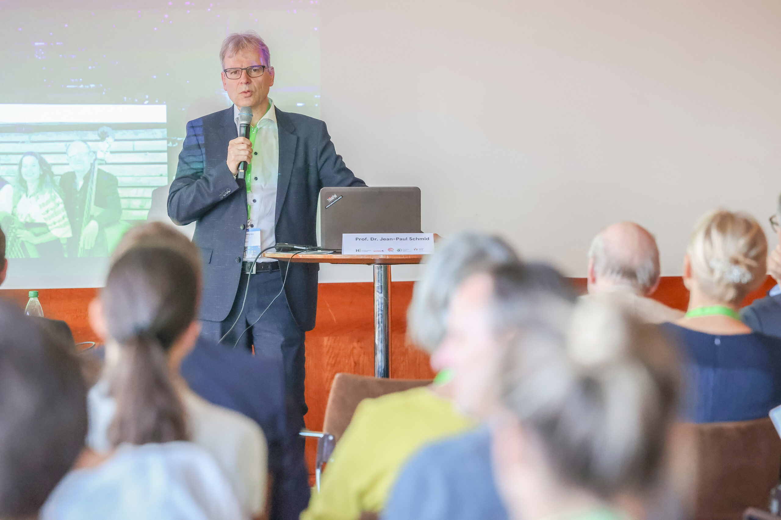 Arzt referiert vor Zuhörern