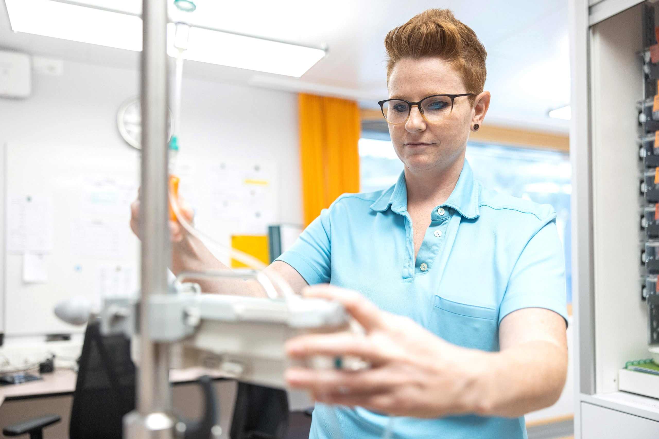 Pflegefachperson stellt Infusionsgerät ein