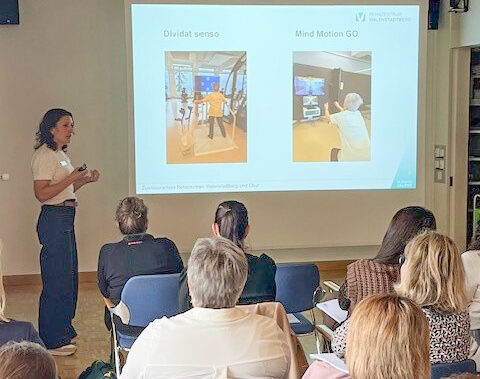 Fachfrau referiert vor Zuhörenden