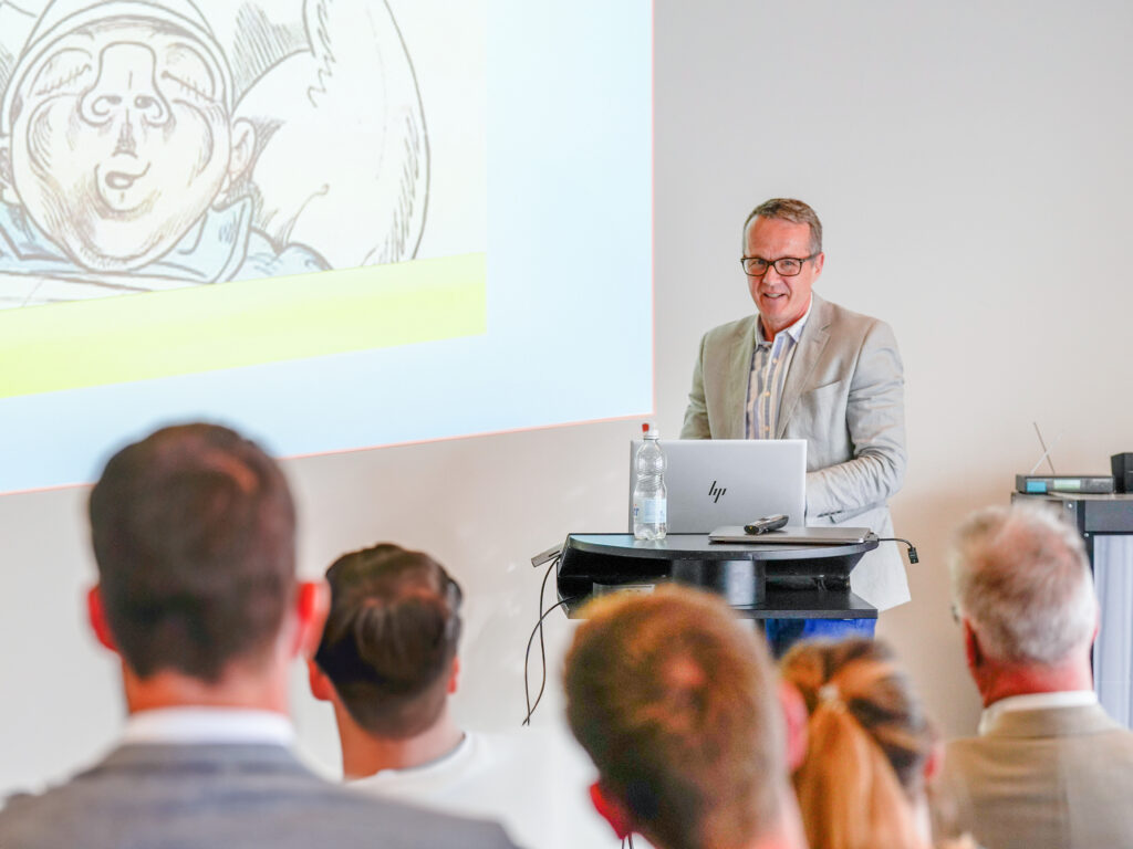 Prof. Dr. med. Marc Spielmanns referiert vor Zuhörern